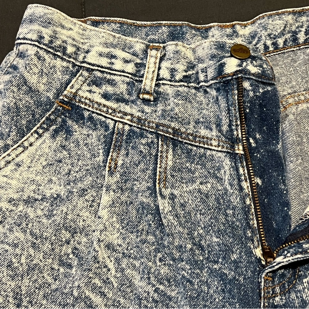 Vintage acid wash chic denim shorts.